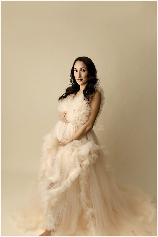 A glamorous Medina studio maternity photoshoot