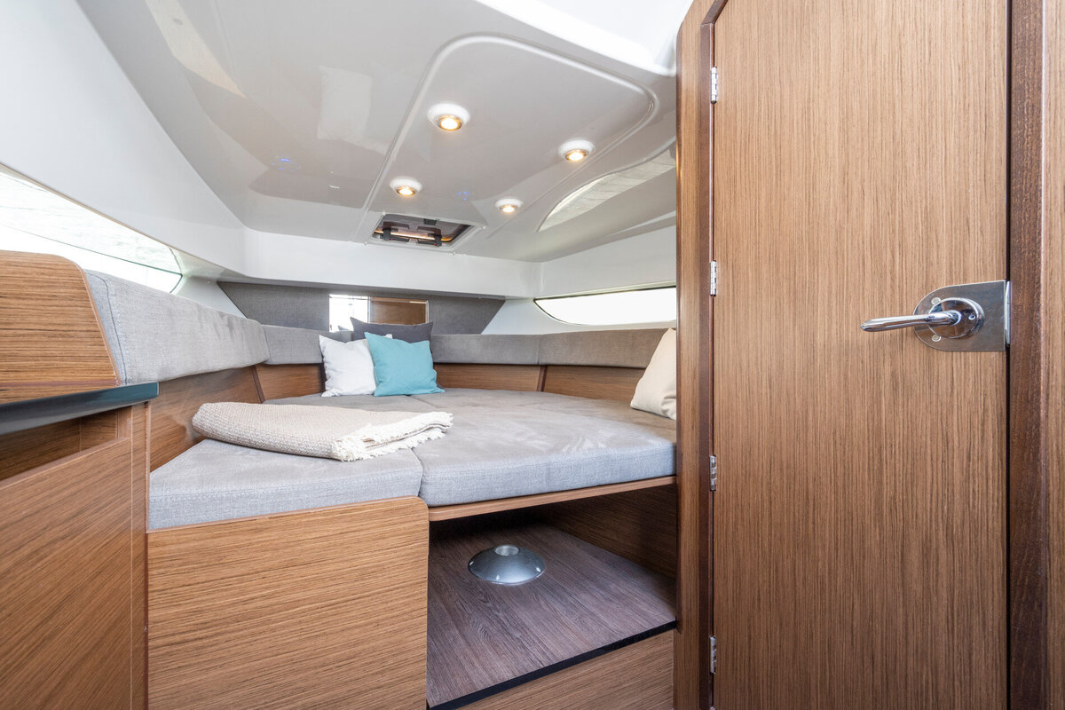 beneteau-flyer-9sundeck-interior-3