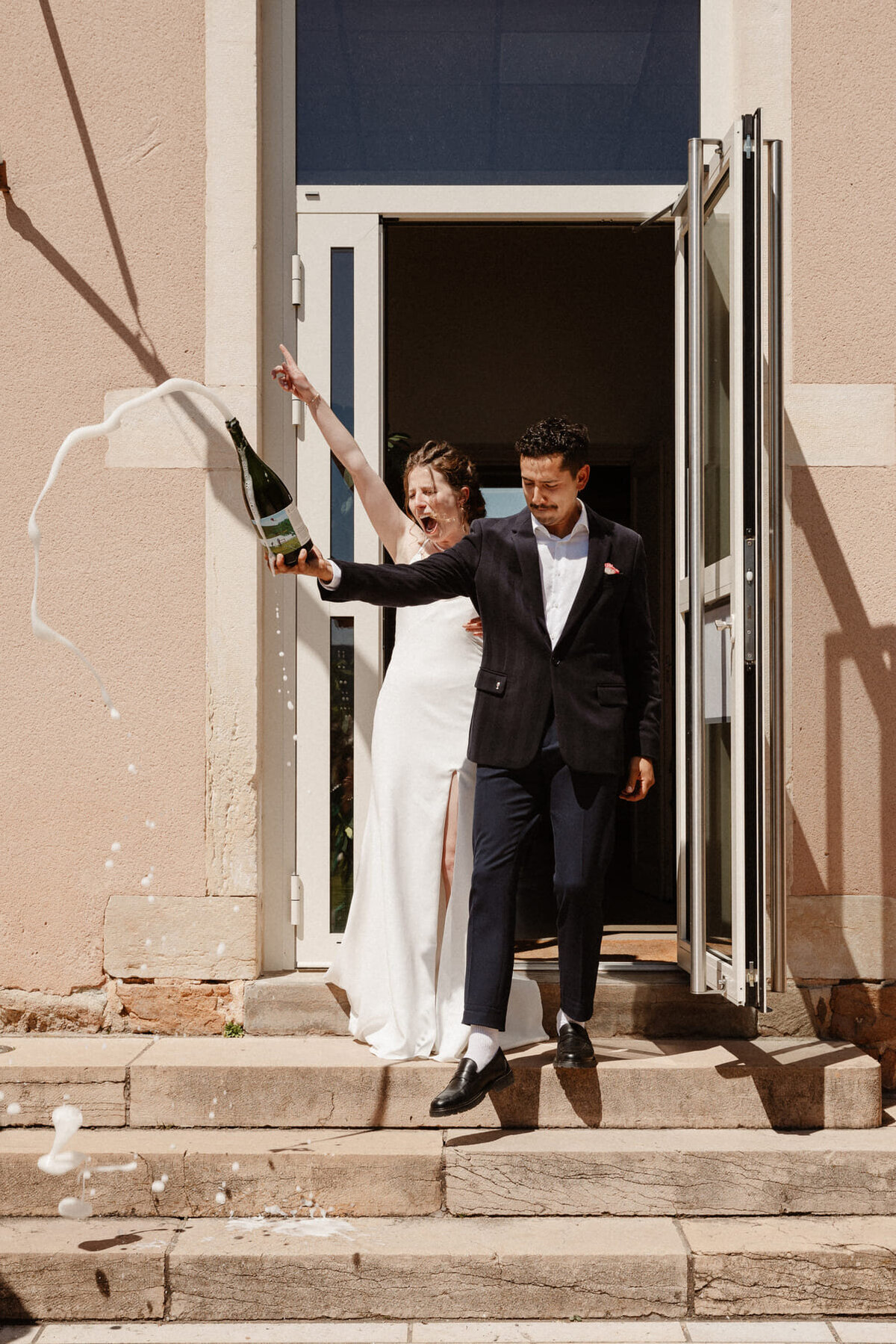 Anais-et-Nicolas-ceremonie-mariage-sortie-mairie-champagne