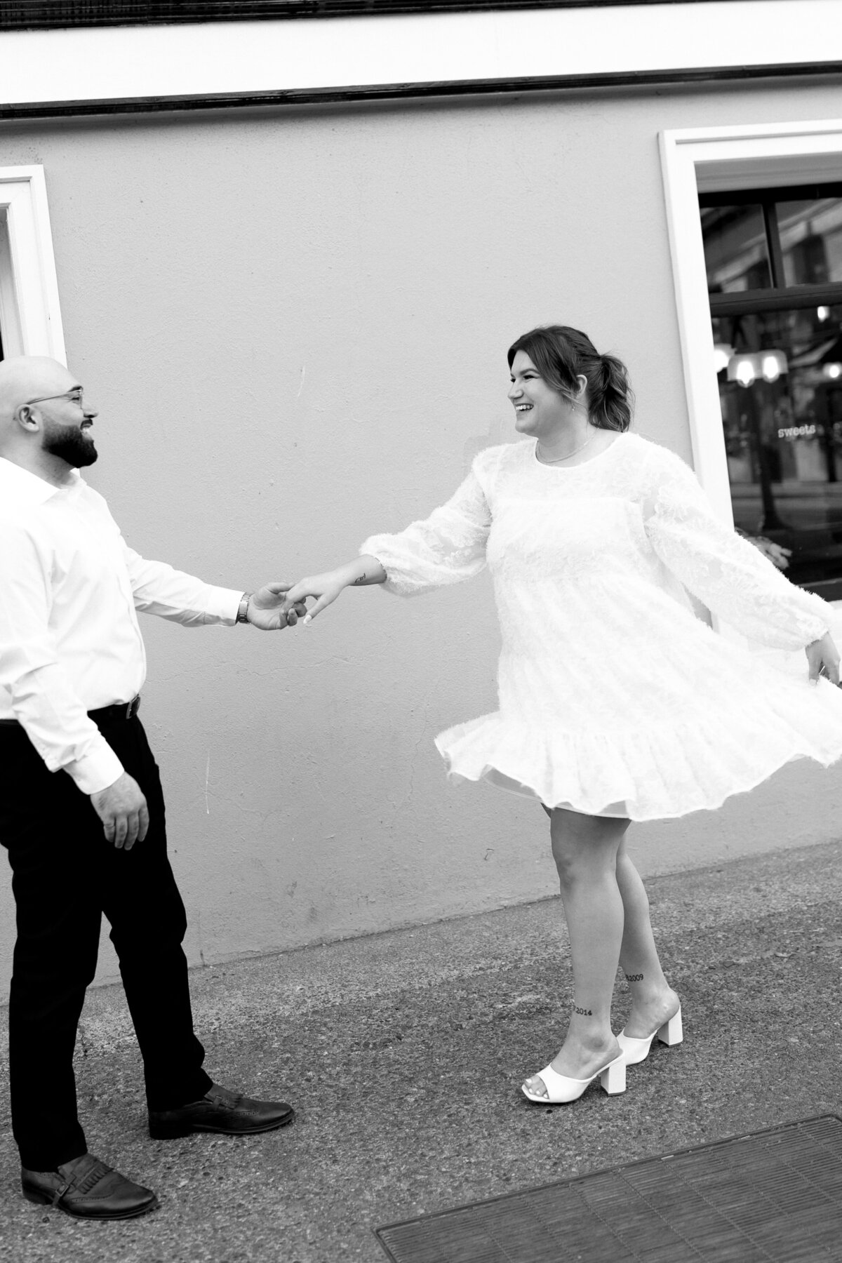kennedy&hassan_victoria_vancouver_island_british_columbia_couple_engagement_session_downtown_sunset_urban_modern_blurry_movement_canadian_wedding_photographer_photography_by_taiya98