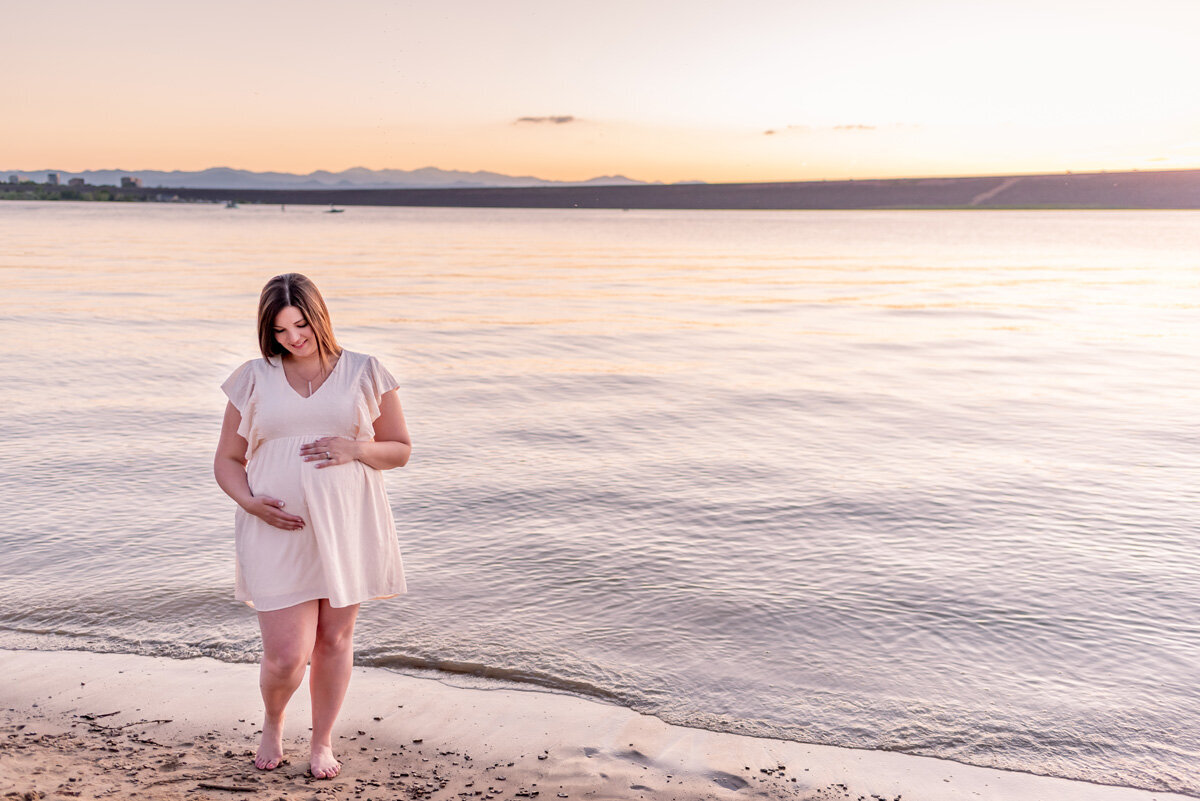 aurora-outdoor-couple-maternity-lake-beach-sunset