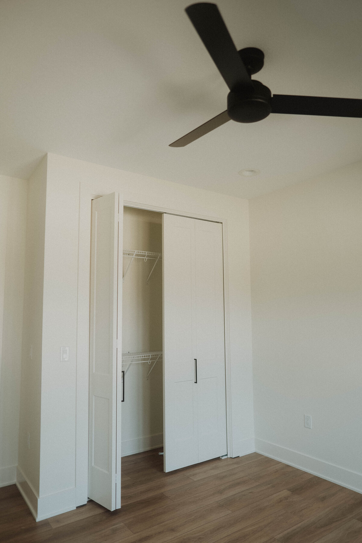 500-Closet-Waukee-Central-Iowa-Custom-Home-JRL-Builders-3F1A9789