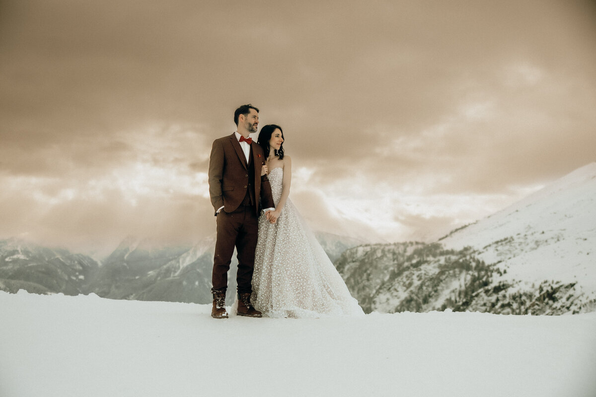 brautpaar-verschneite-berge-winterhochzeit-auf-der-belalp-hochzeitsfotograf.jpg