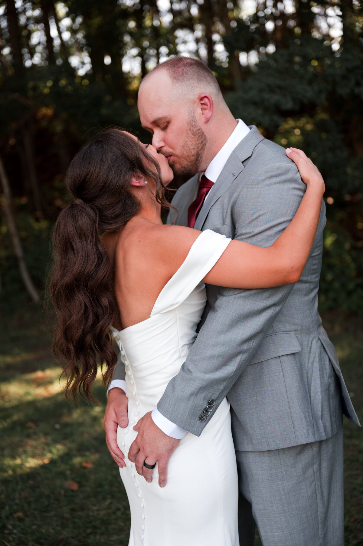 wedding couple kissing