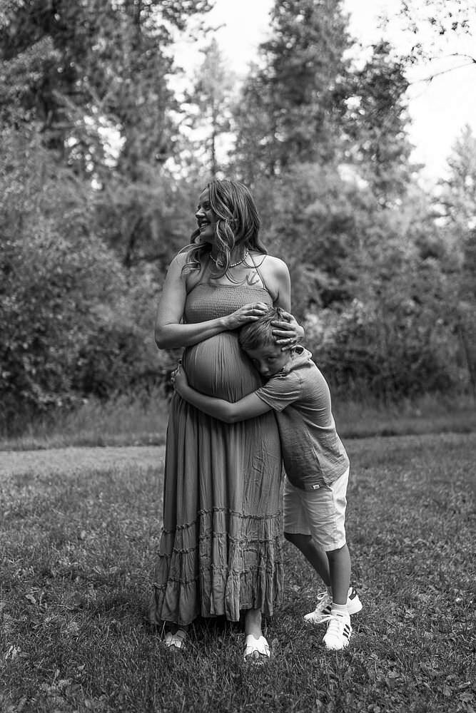 emotional-maternity-photos-with-kids-spokane
