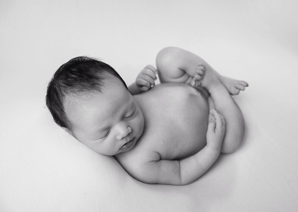 NEWBORN_BABYGIRLWOMBPOSEBLACKANDWHITE