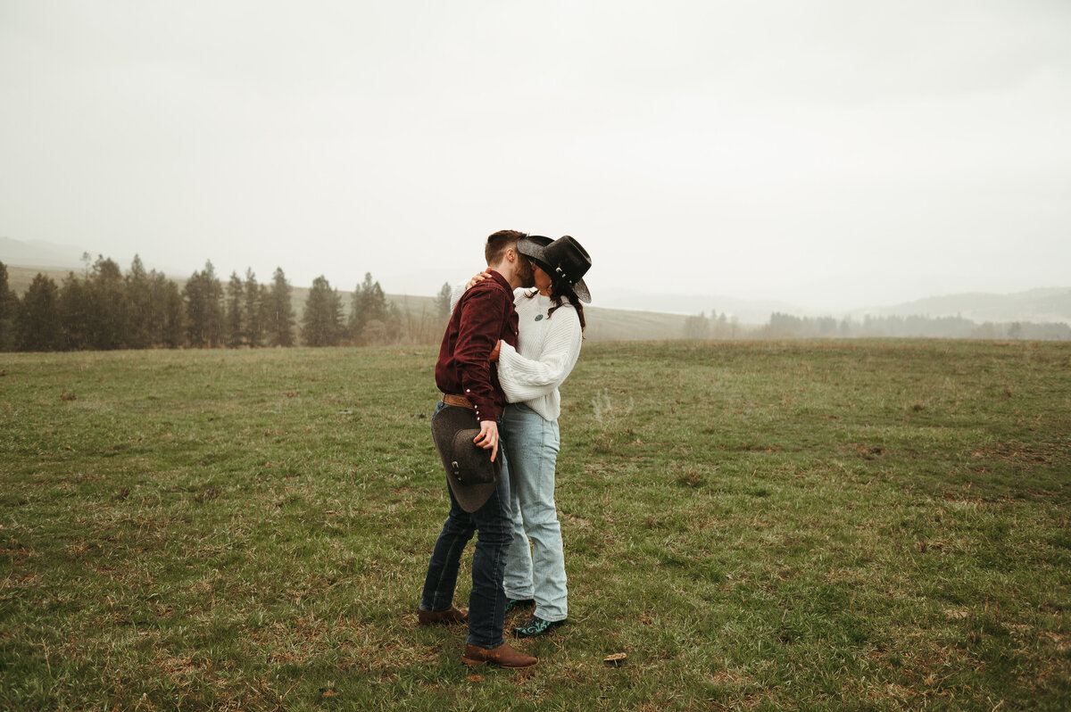 presley-gray-photo-montana-western-style-engagement-3598