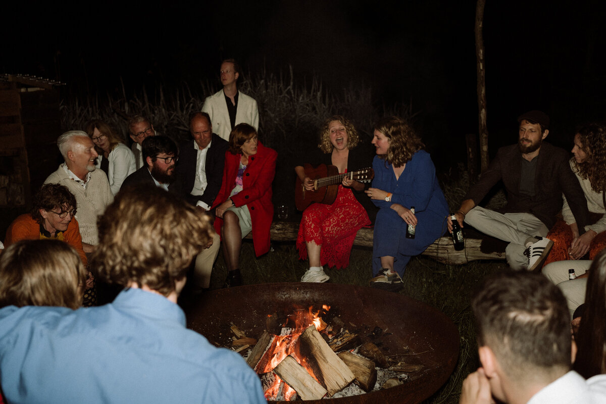 Kampvuur op bruiloft in de avond. 