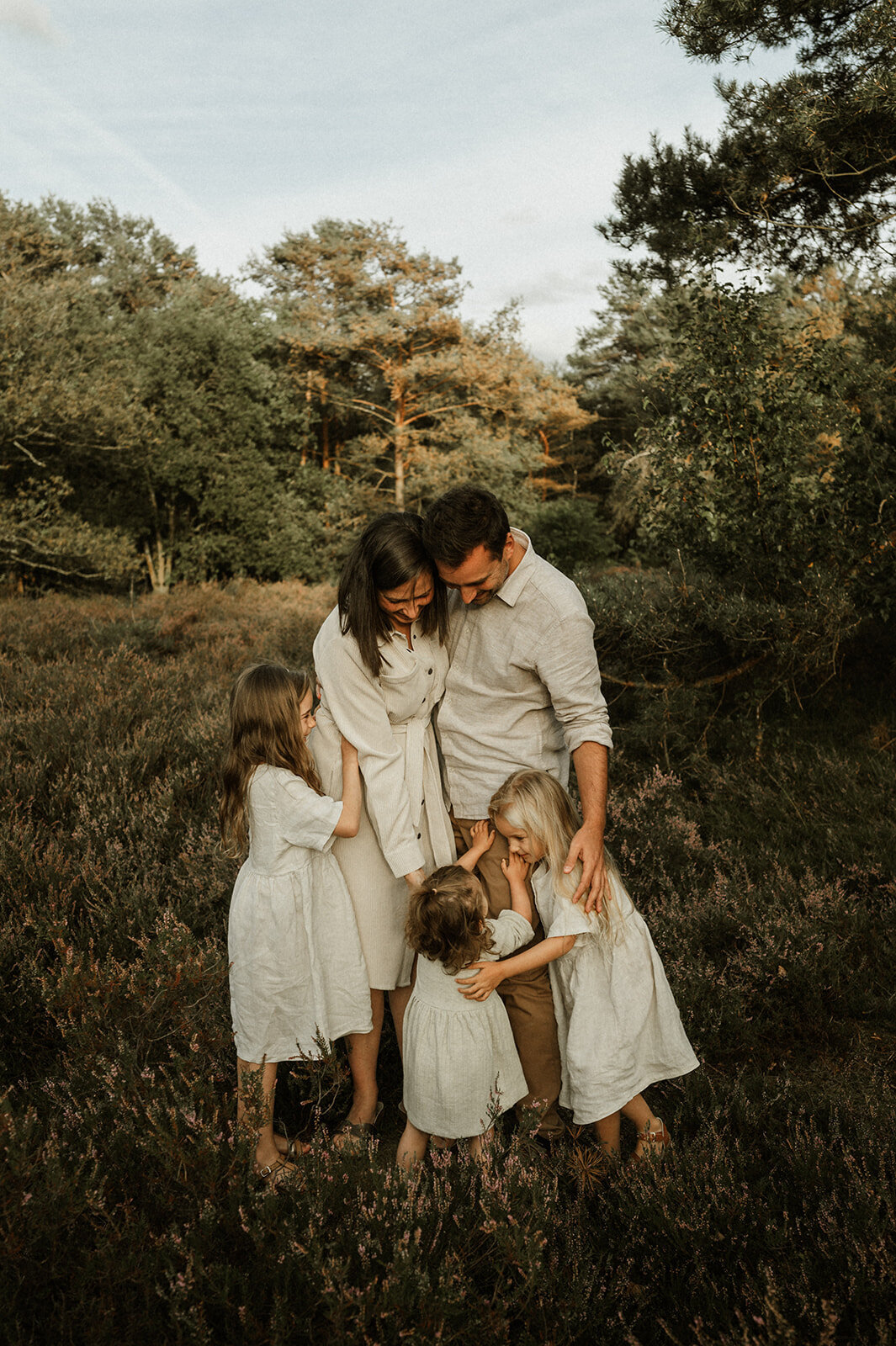 Gezinsfotografie in Nijlen tijdens golden hour – pure, spontane momenten vastgelegd in de heide.