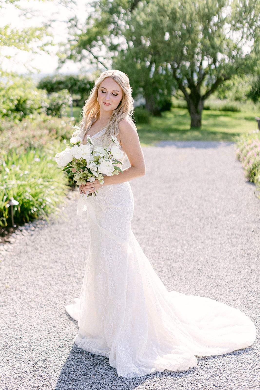 bride-white-wedding-bouquet