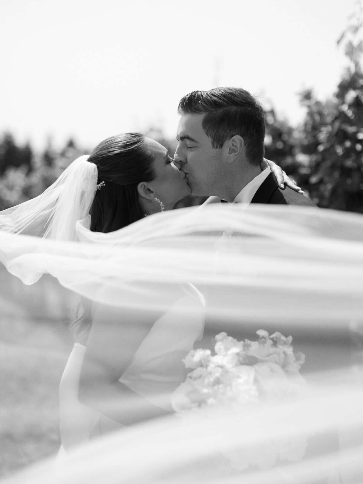 wedding-at-oswego-hills-vineyard-winery-portland-oregon-by-the-tenneys-photography-07