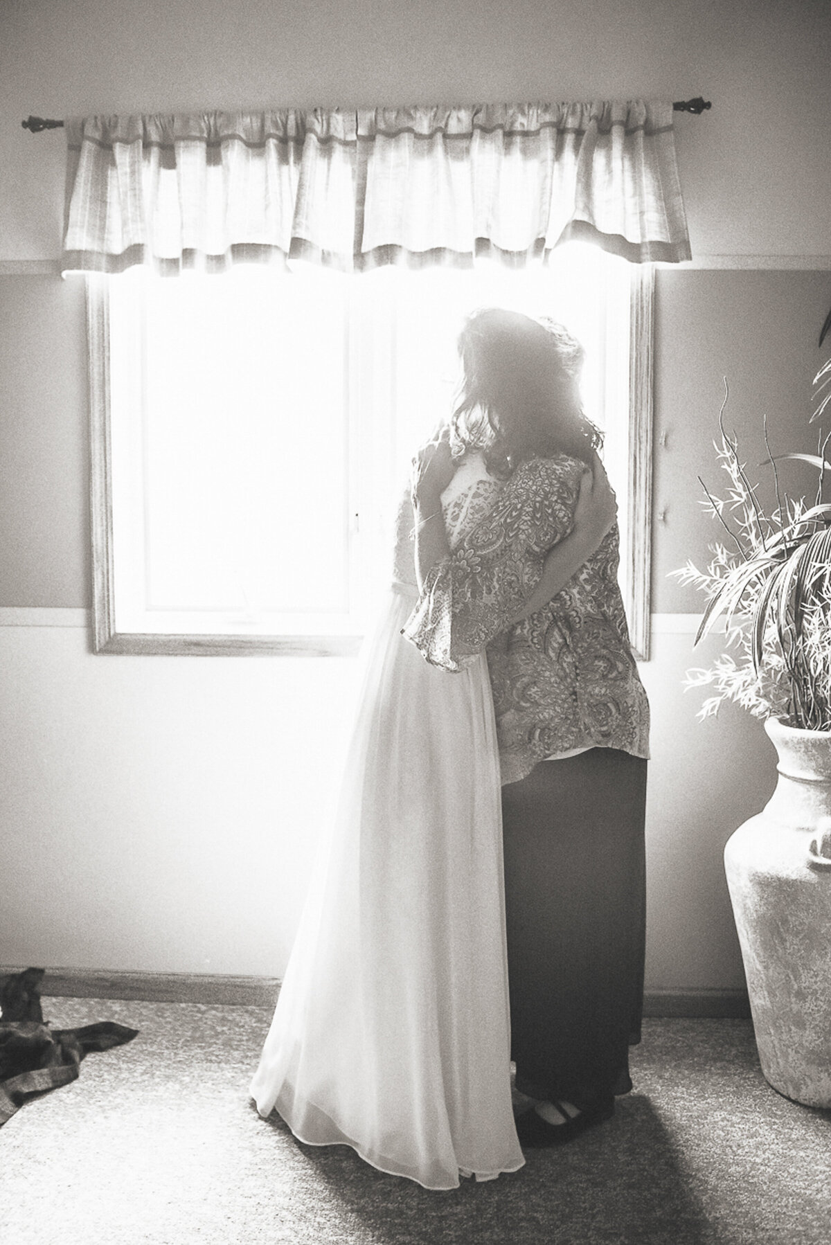 wedding getting ready | Iowa wedding photographer | Iowa Photographer | Playlife | Cedar Rapids | Iowa City | Kalona | Alaynna Ann Schwartz-23