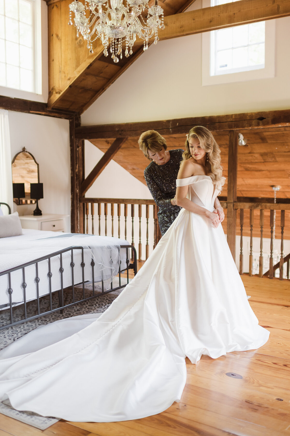 getting ready upstairs at the inn at millrace pond bridal suite nj