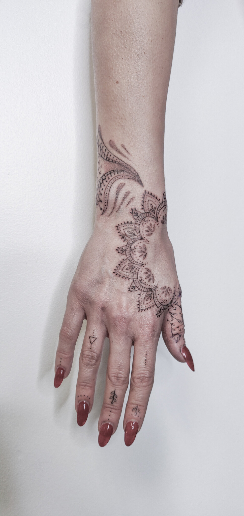 hand tattoo, fingers tattoo, floral tattoo, pattern tattoo