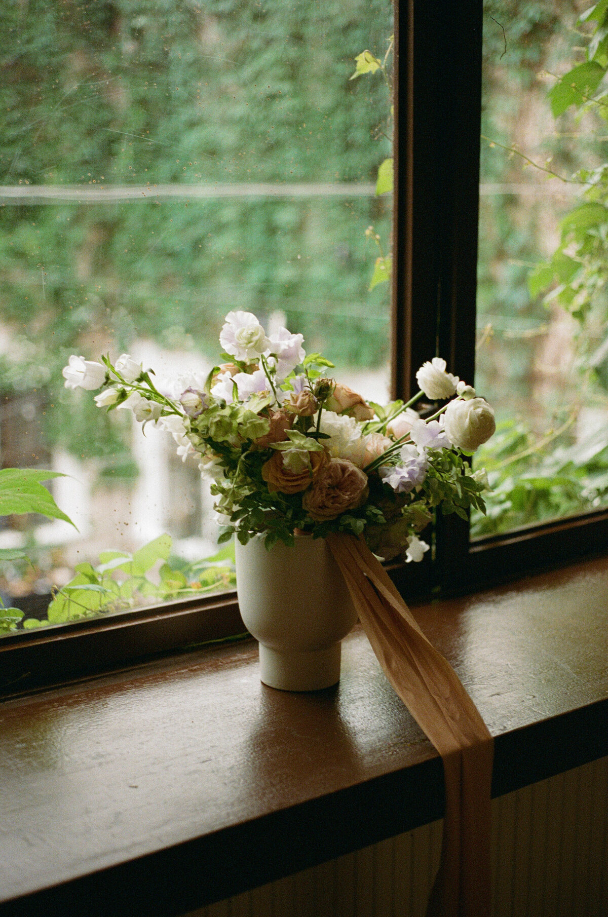 Photographie argentique à montréal bouquet de mariage