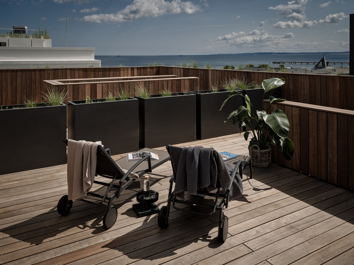 Zwei Liegen auf der Dachterrasse des Penthouses.