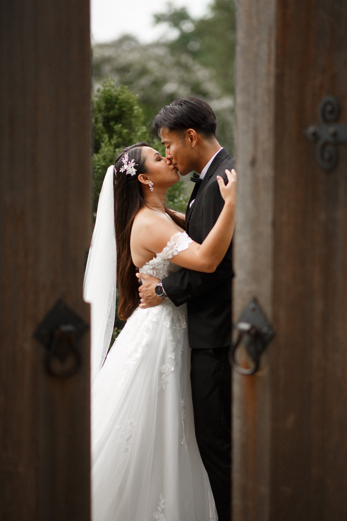 unforgettable wedding kiss best photographer Morais Vineyards _ Winery
