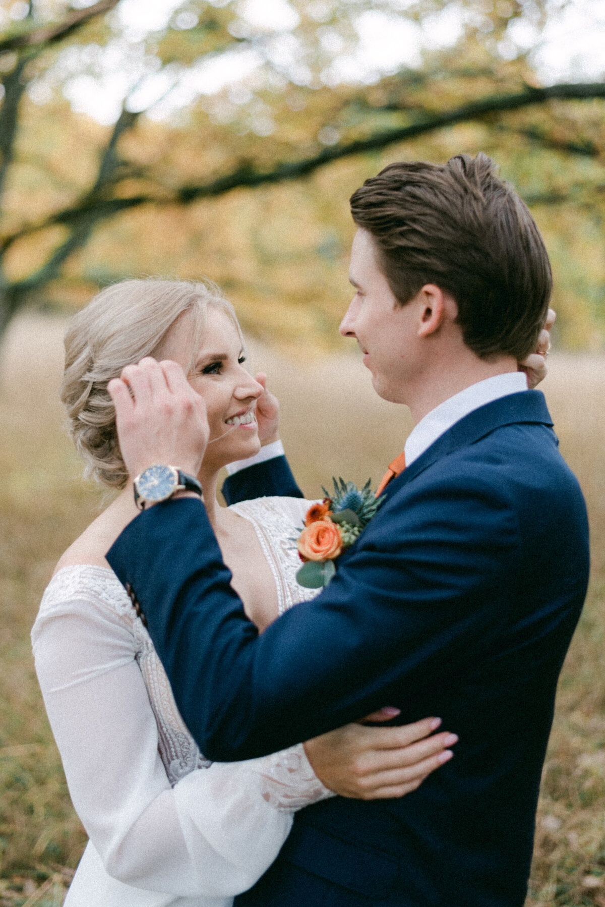 A romantic photograph of a wedding couple in the autumn in Oitbacka gård captured by wedding photographer Hannika Gabrielsson in Finland