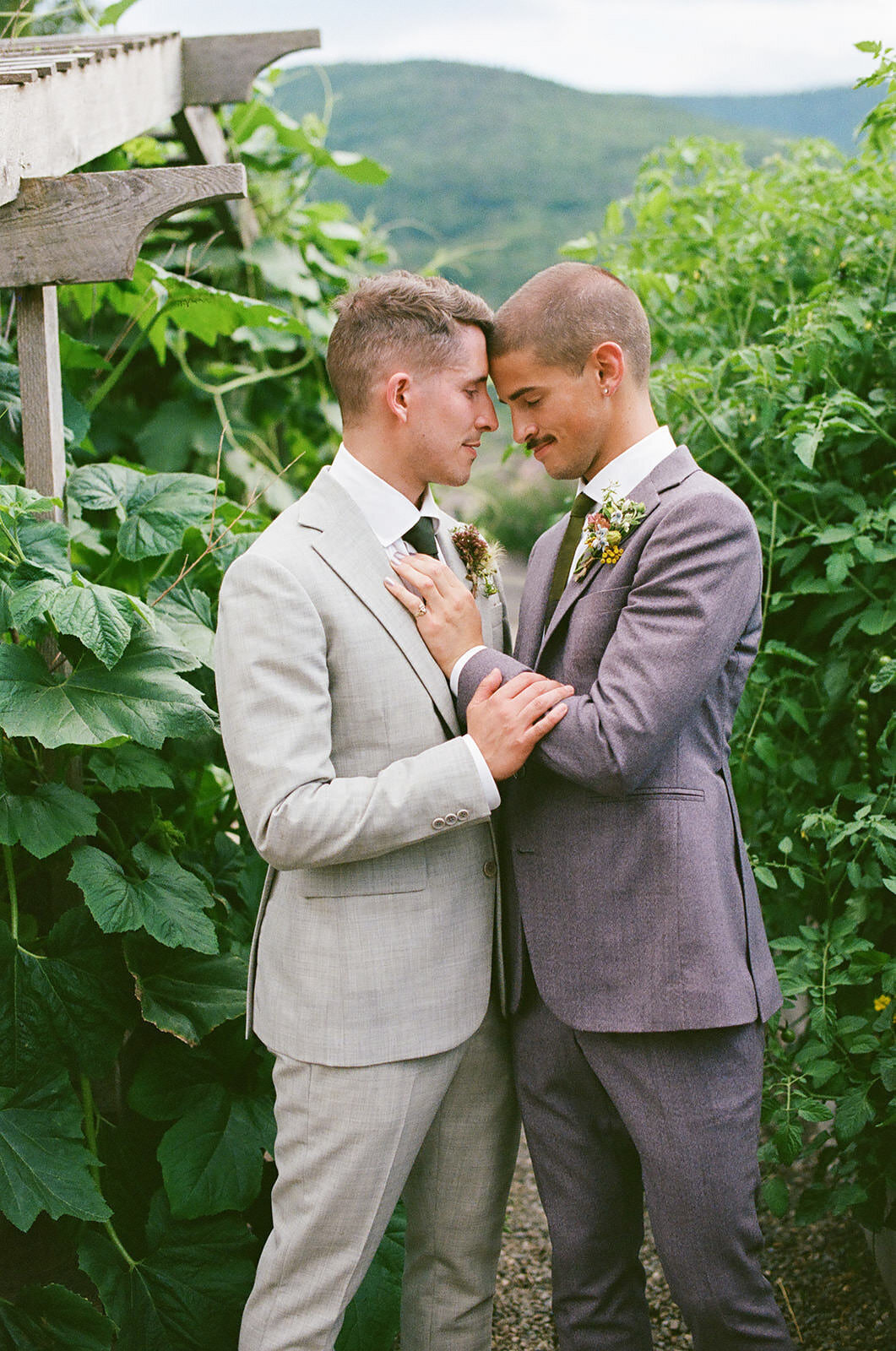 grooms-embrace-catskills-garden