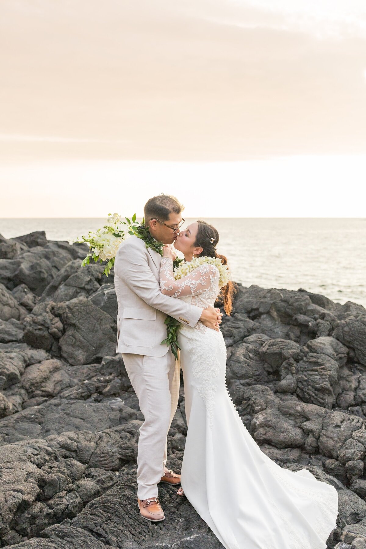 Big Island wedding photographers frame golden hour glow