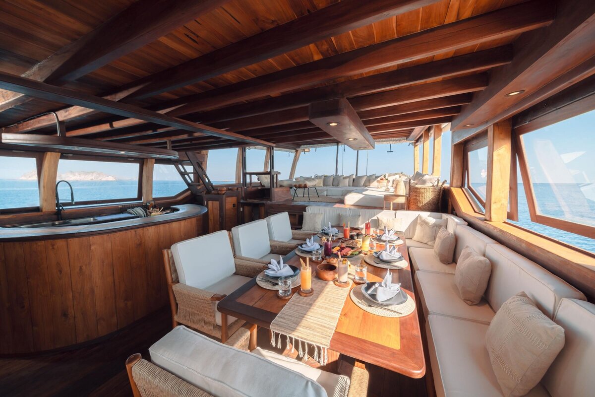 Luxury Yacht Bali - 07_Nataraja_Main-deck-dining-table_Pacific-High-min