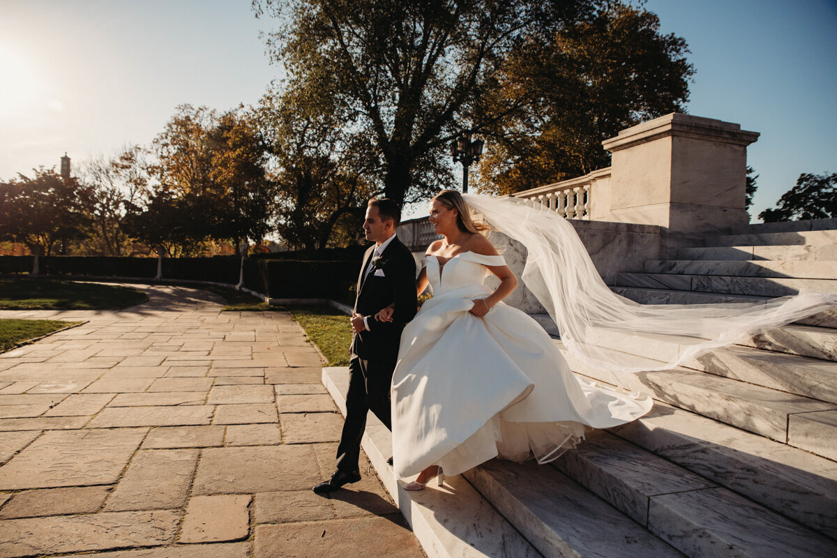 Golden hour shines on Bride and Groom at Cleveland Museum of Art