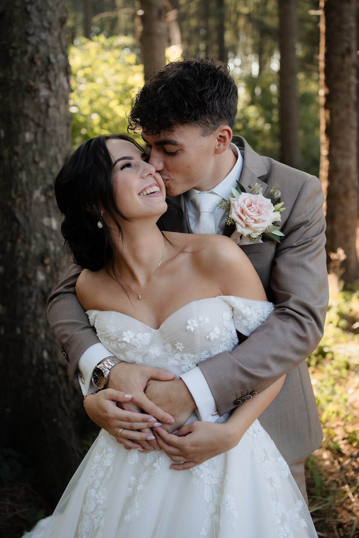 Getrouwd koppel in bos door trouwfotograaf Julia de Groot