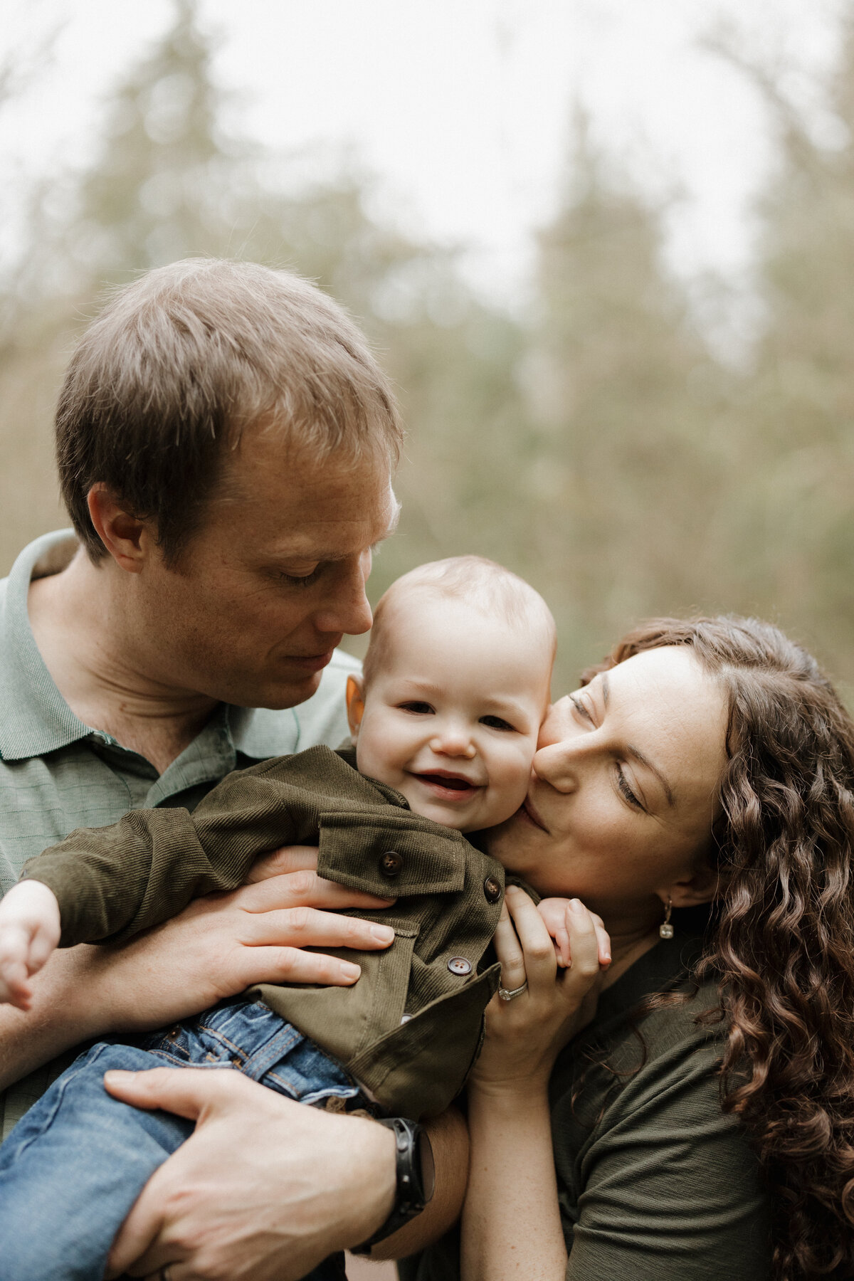 Seattle based motherhood, newborn and family photographer.
