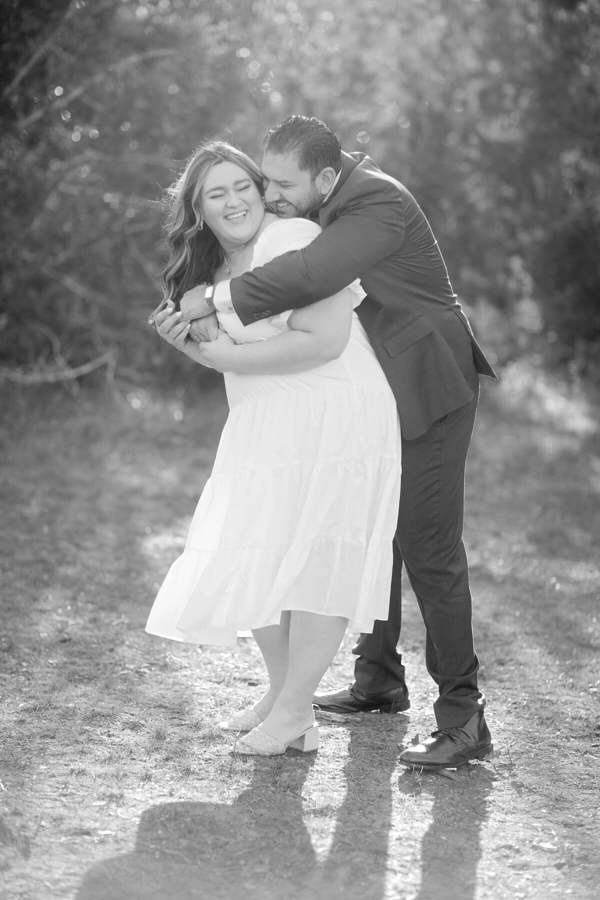 black and white photography-robin rogers photography-texas wedding photo-engagement pose-government canyon-couples poses