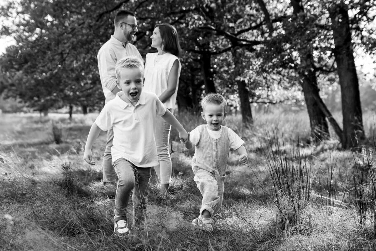 familie fotograaf, gezinsfotografie, familie, liefde, echt, tijdloos, kleur echt, Twente, Twenterand, Westerhaar, Vriezenveen, Hardenberg, Almelo, Enschede, kinderfotografie, fotograaf, Juliantien, Schipper, Juliantien fotografie 