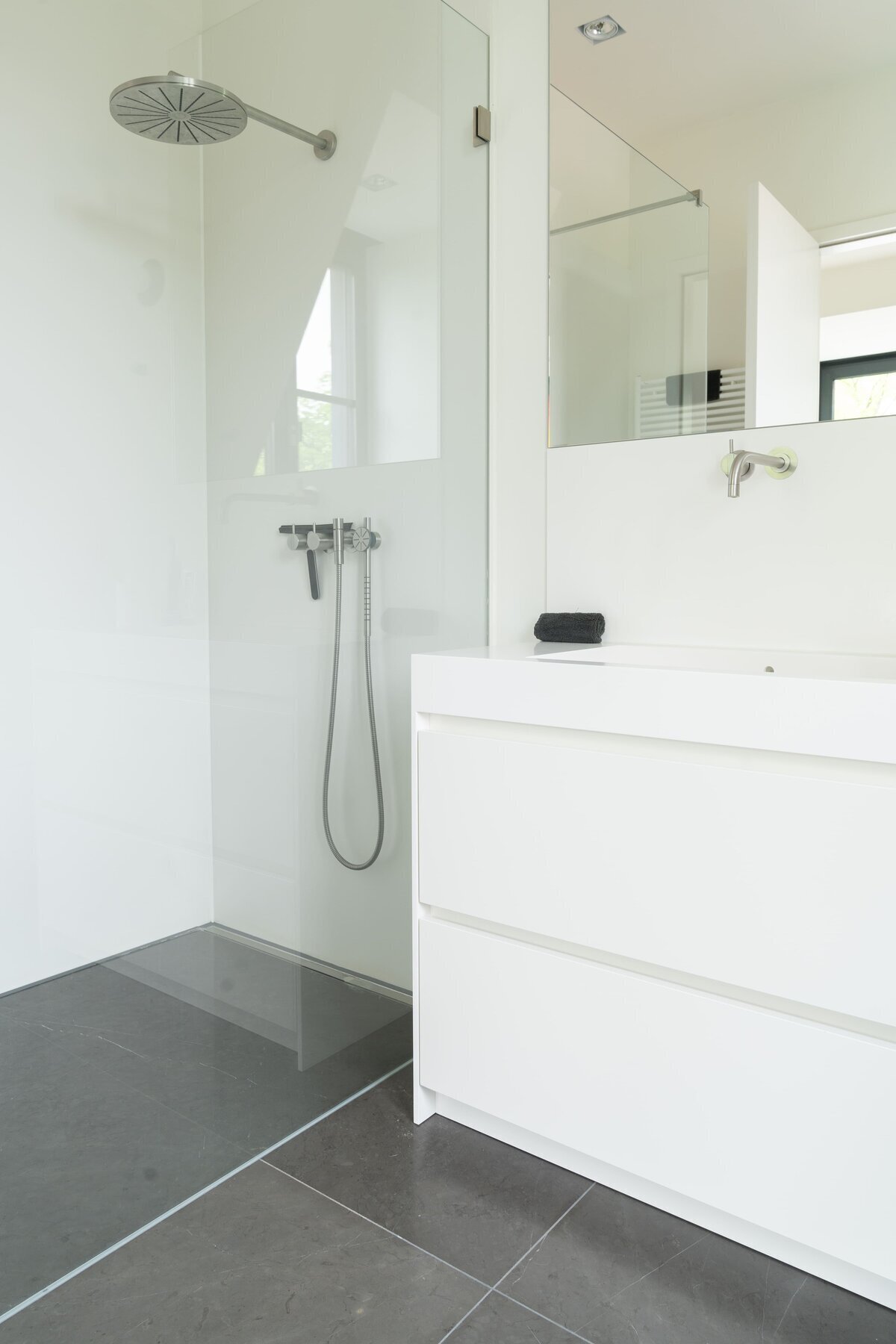 Badezimmer-Adam-Innenausbau-Duschabtrennung-Glas-Waschtisch