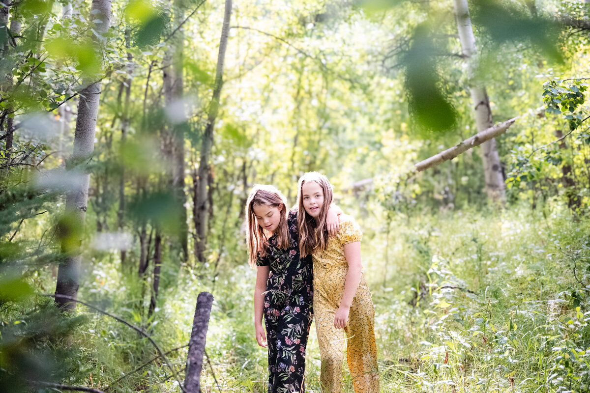 twins-hugging-in-the-woods