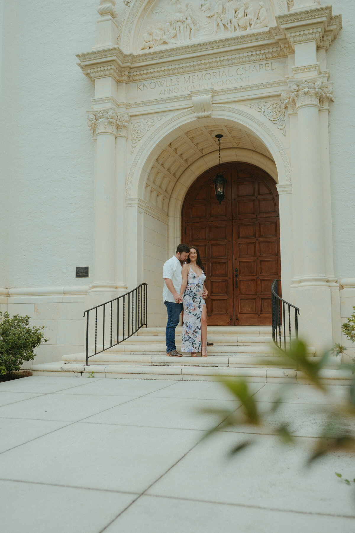 maternity photos in front of building in florida