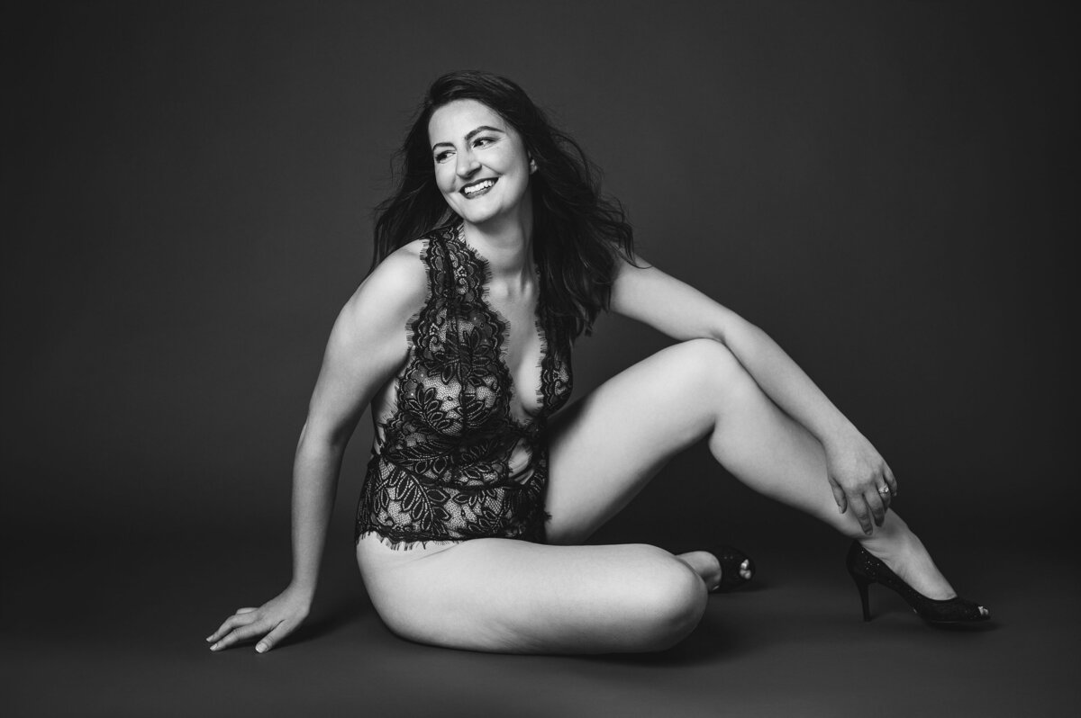 Experience high-end boudoir photography with Leslie Q Photography. Our sessions include professional retouching, glamorous lingerie shoots, and empowering portraits that celebrate your unique beauty. Serving New Carlisle, South Bend, and Northern Indiana.