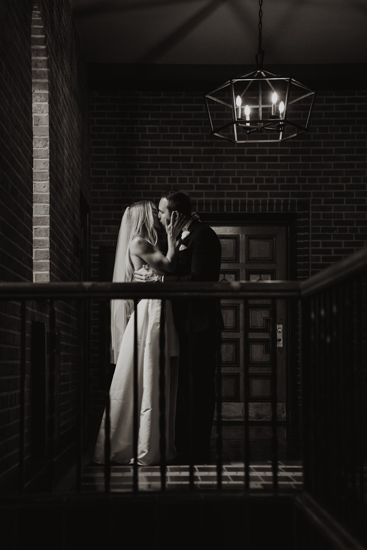 wedding-kiss-romantic-vintage