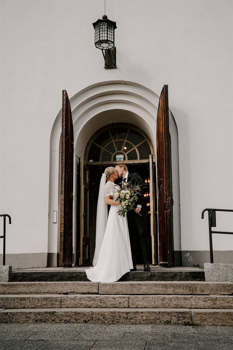 Brollopsfotograf-Halsingland-Jarvso-kyrka-gratulationer