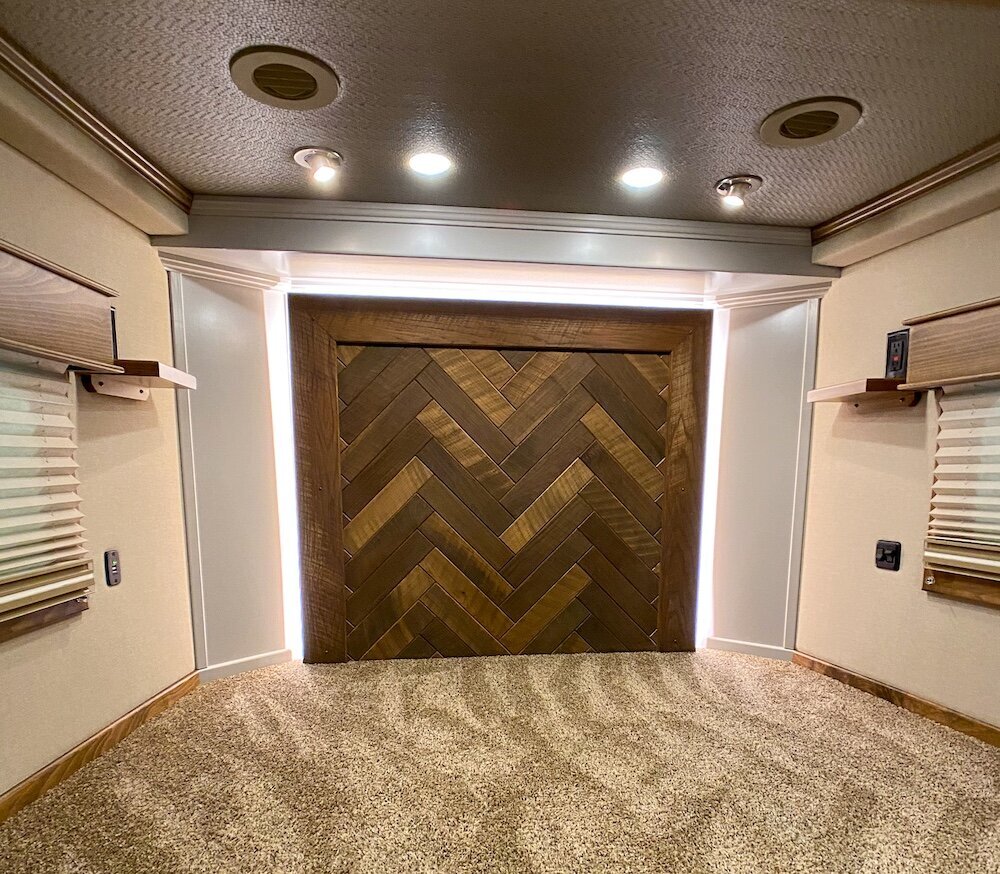 luxury-living-quarter-horse-trailers-trail-boss-conversions-nose-2