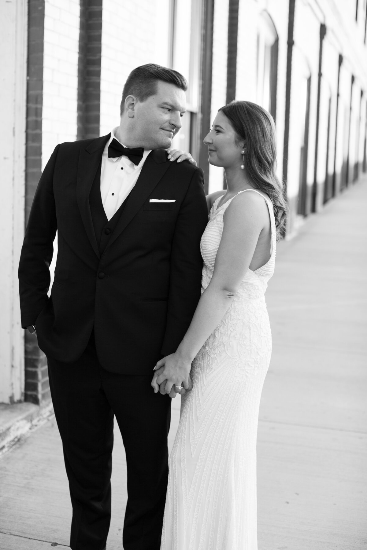 mariah_rock_photography_classic_timeless_wedding_photographer_knoxville_tennessee_chattanooga_tennessee_destination_travel_fine_art_high_end_luxury_wedding_engagement_elopement_photo_black_white_elegant_traveling_travel_city