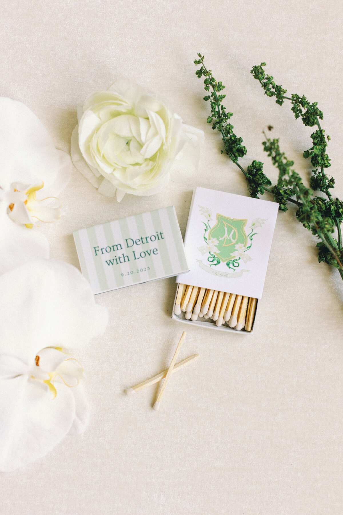 the-colony-club-detroit-wedding-with-nancy-meyers-inspired-style-29