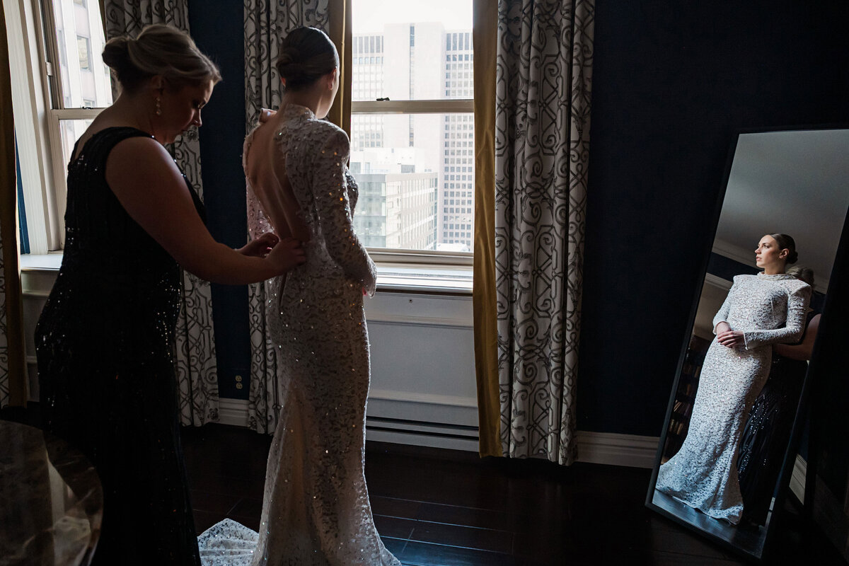 bride getting ready for her micro wedding in pittsburgh omni hotel