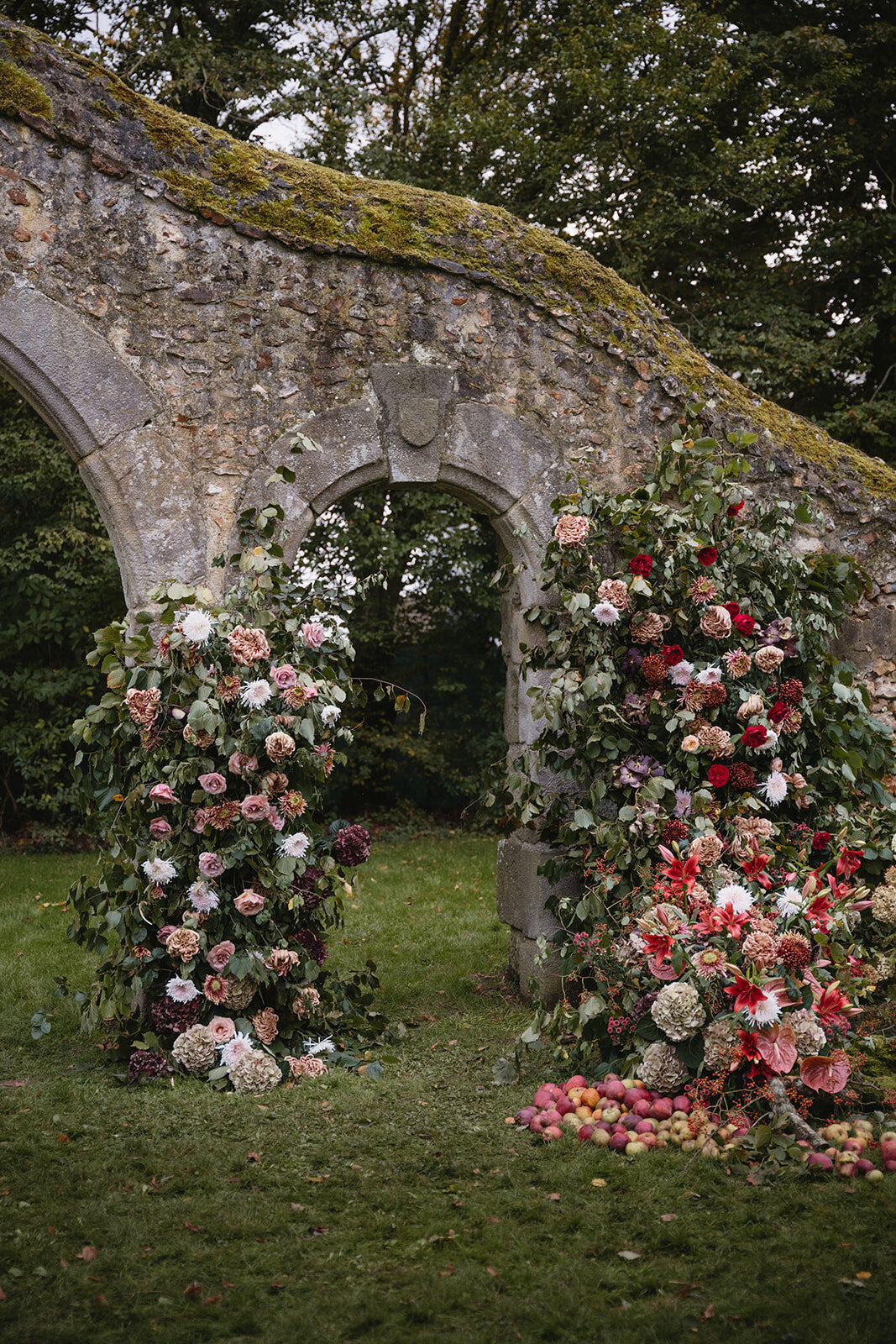Wedding_Château _France_florist_trend _2025_maximalist_flowers_Capucineatelierfloral592