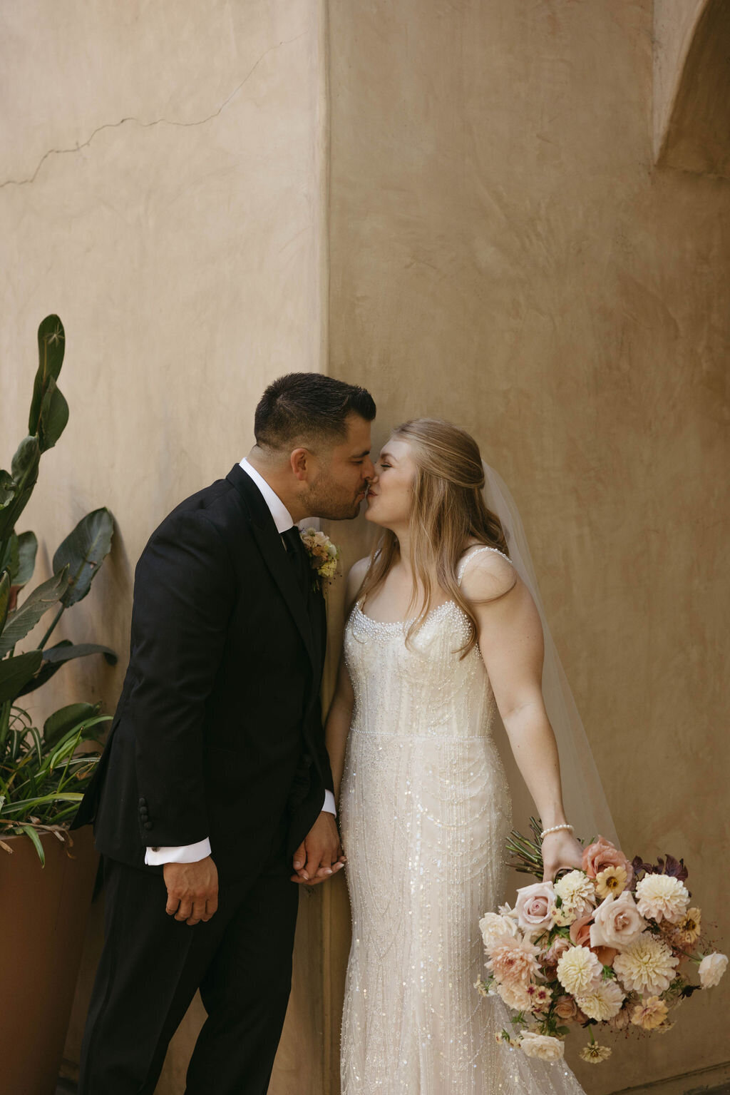 pretty-palm-leaf-event-co-molly-and-rodrigo-wedding-in-serra-plaza-18