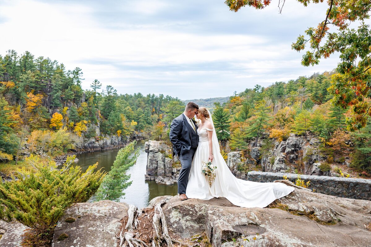 26-RaeganLiam-Wedding-Photographer-St-Cloud-Brainerd-MN-MindiJenningsPhotography