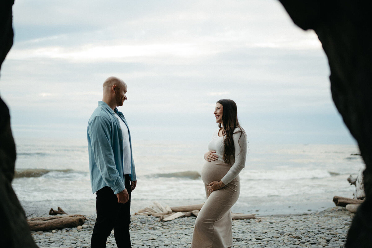 230808_Olympic_NP_Ruby_Beach_Maternity_Shoot_Becca_Will-3592