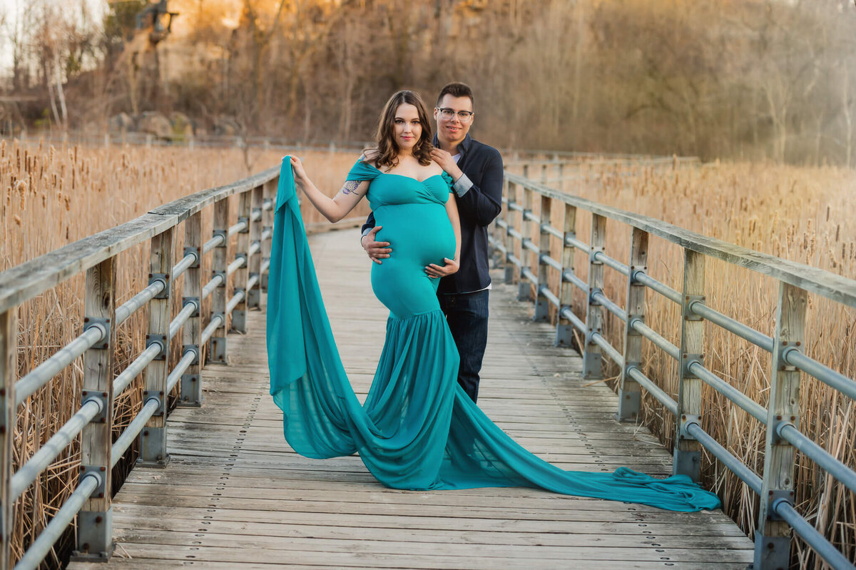 Outdoor maternity session of an expectant couple at Kerncliff Park in Burlington, ON