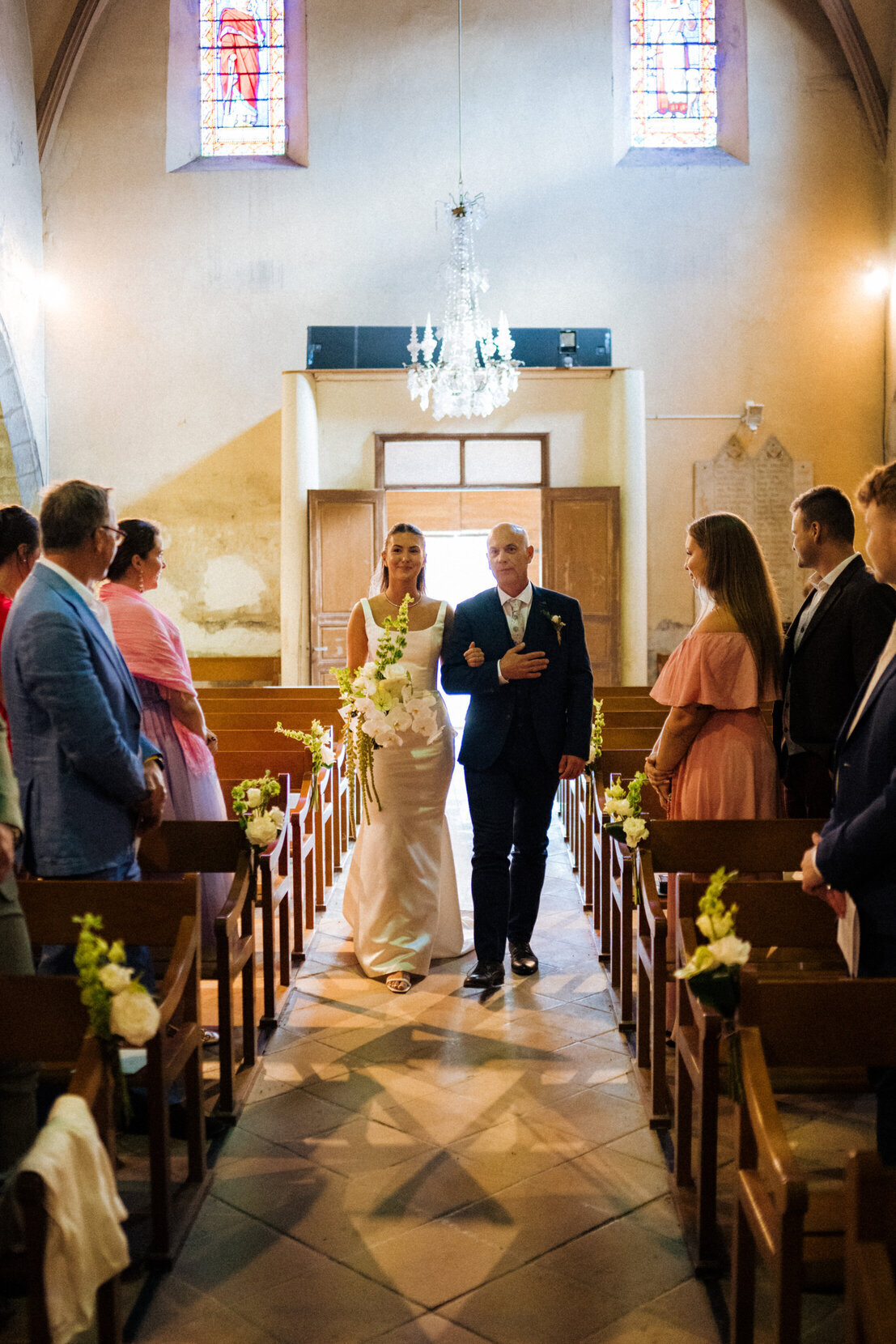 religious-wedding-ceremony-white-floral-decor-france4