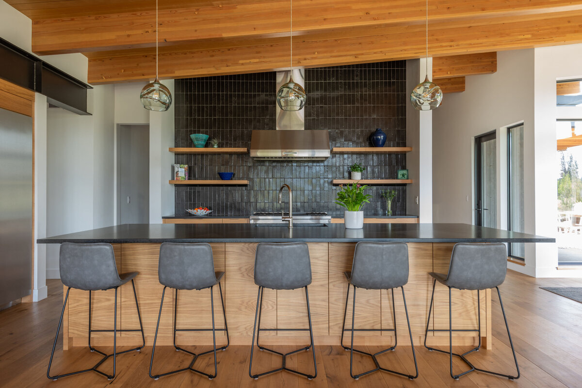 modern-kitchen-black-tile-natural-wood-light
