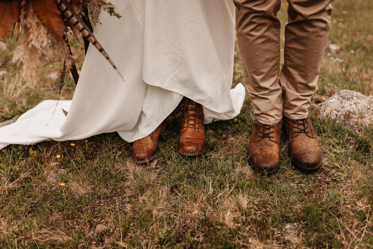 Schuhe von einem Brautpaar nebeneinander