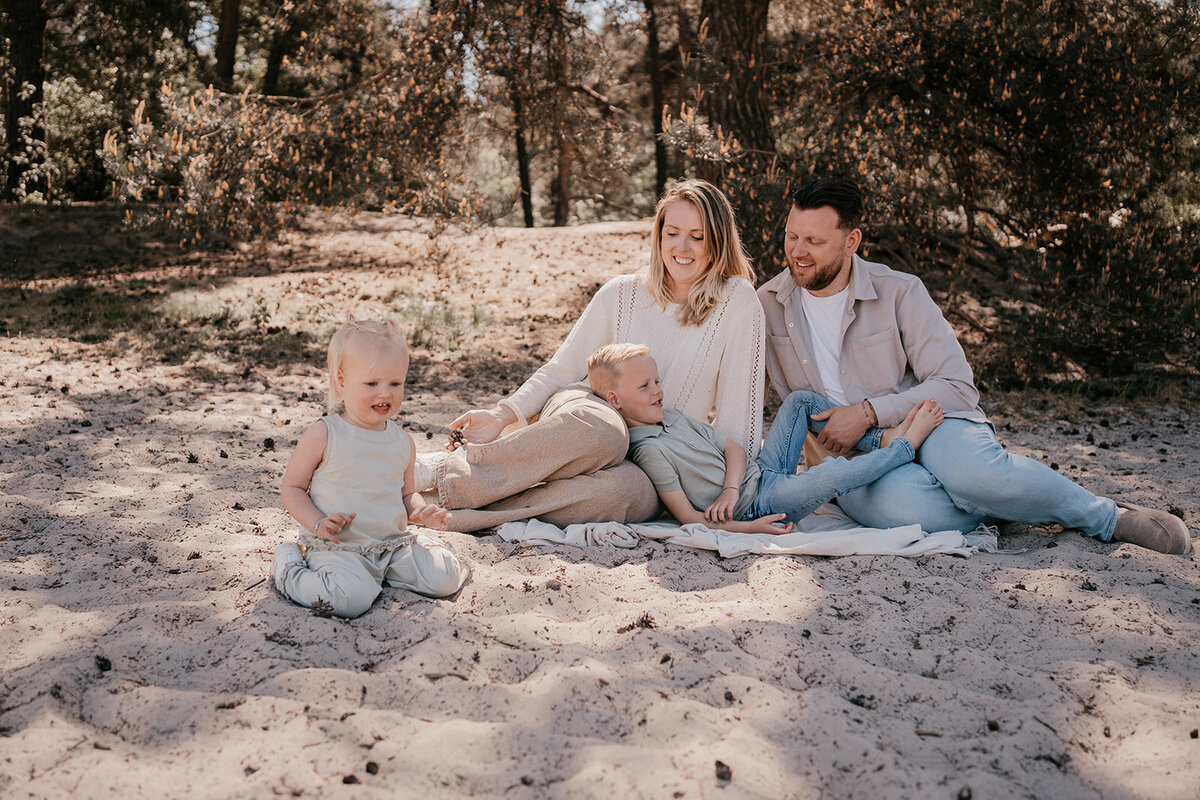 Gezinsfotografie in de Duinen  Leukfotografie – Spontane Familie Fotoshoots10