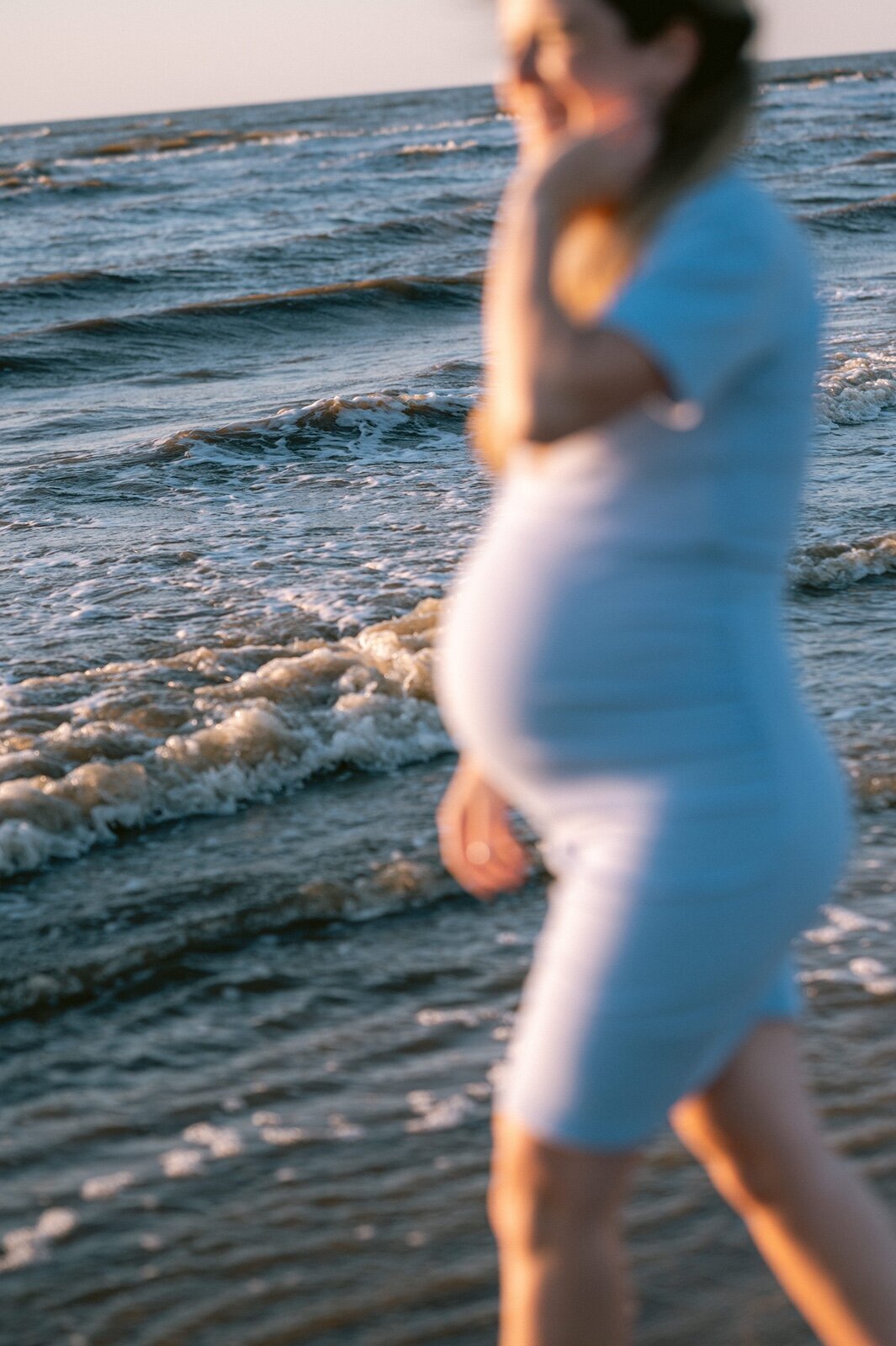 Foto van een zwangere vrouw in de zee maar er is scherpgesteld op de zee